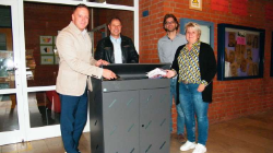 Gruppenfoto mit dem Geschäftsführer der AWG Bassum und Vertretern des Landkreises an einem Abfalltrennsystem.