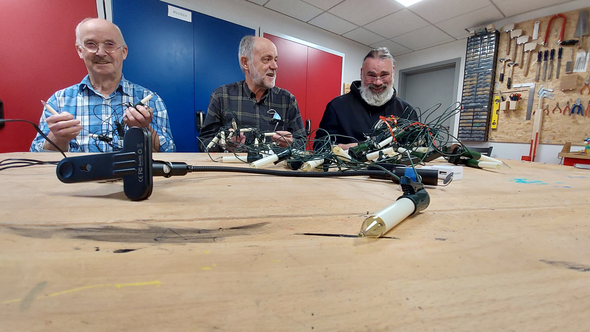 Drei Mitglieder des Orga-Teams testen Lichterketten, die für die Aktion auf LED umgerüstet werden..