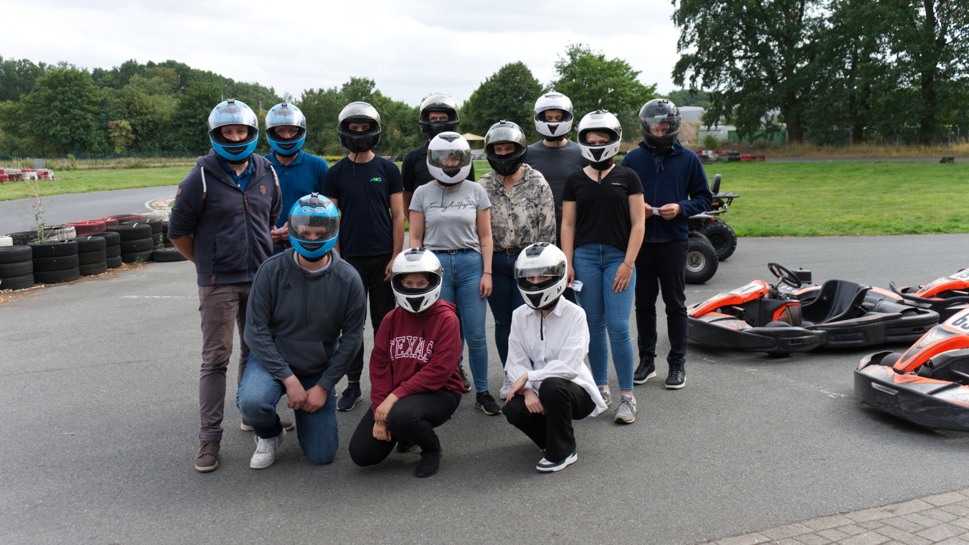 Ein Gruppenfoto mit den neuen und bestehenden Azubis sowie den Ausbildern auf der DWA-Racing-Kartbahn in Bassum.