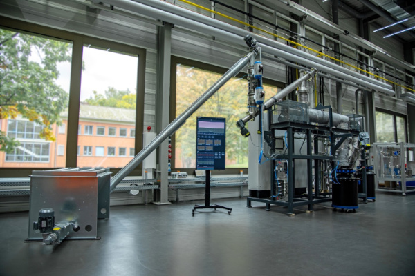 Ein Bild der Technikums-Anlage bei Fraunhofer UMSICHT in Sulzbach-Rosenberg