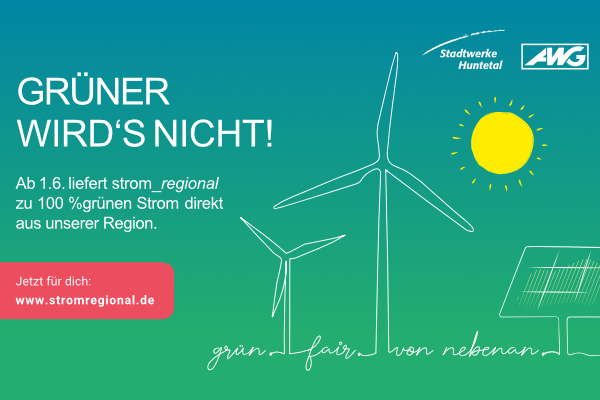 Das Motiv des strom_regional-Plakates mit dem Slogan "Grüner wird's nicht", Windrädern und einer Photovoltaikanlage vor blau-grünem Hintergrund.